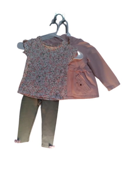 traje con una chaqueta de color rosa pálido